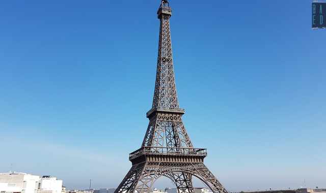 Andria come Parigi: sul tetto di un edificio si trova la "Torre Eiffel".  alta quattro metri